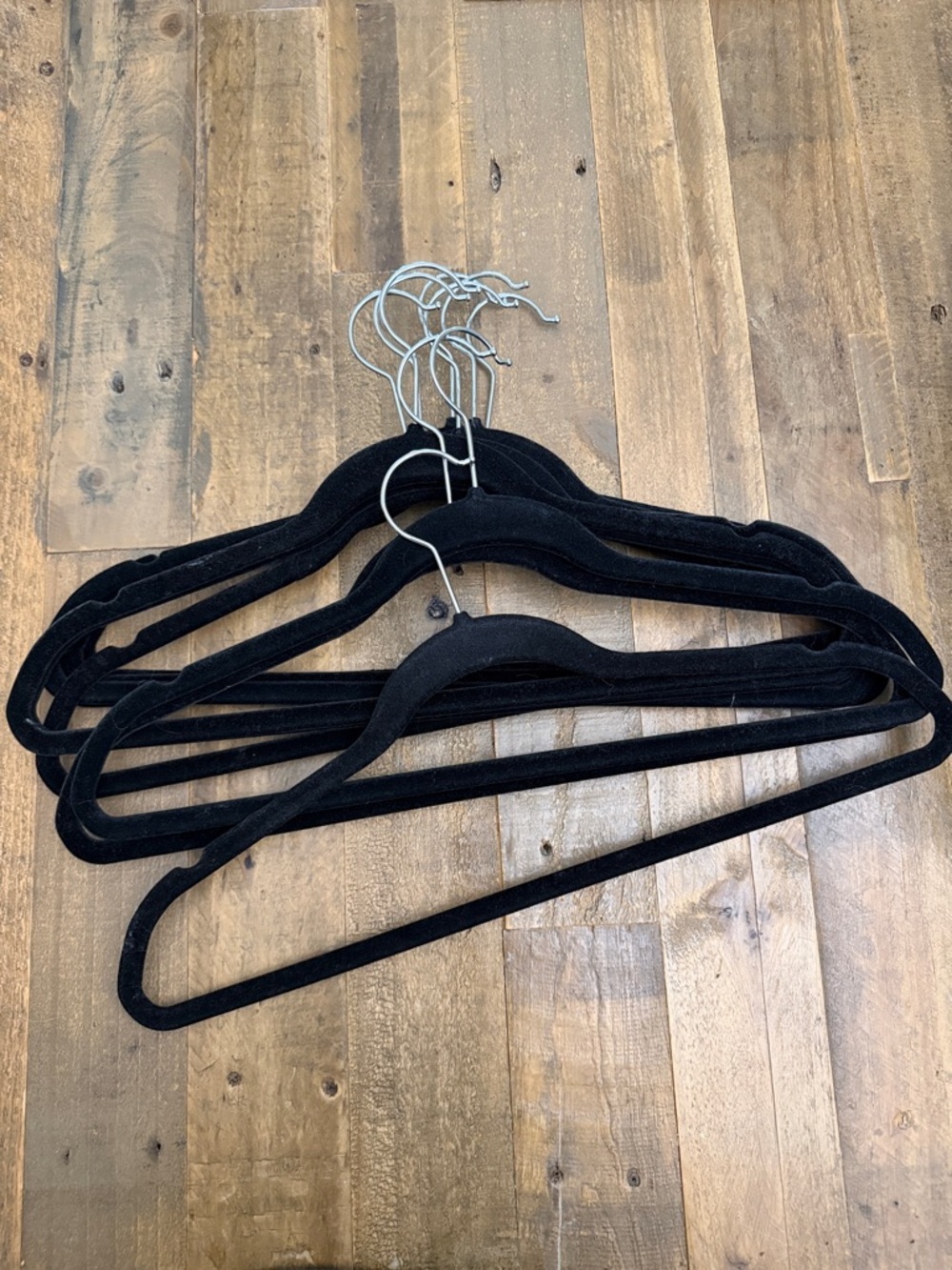 Non-Slip Velvet Clothes Hangers - Black Set of 10